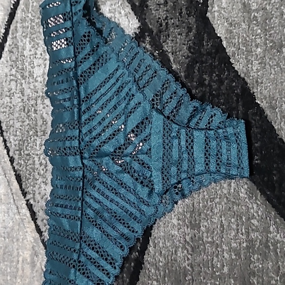 VICTORIA SECRET 2019 V CUT-OUT CHEEKY PANTIES - Picture 2 of 8